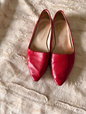 Red Women's Pointed-Toe Leather Flats - Classic Everyday Style